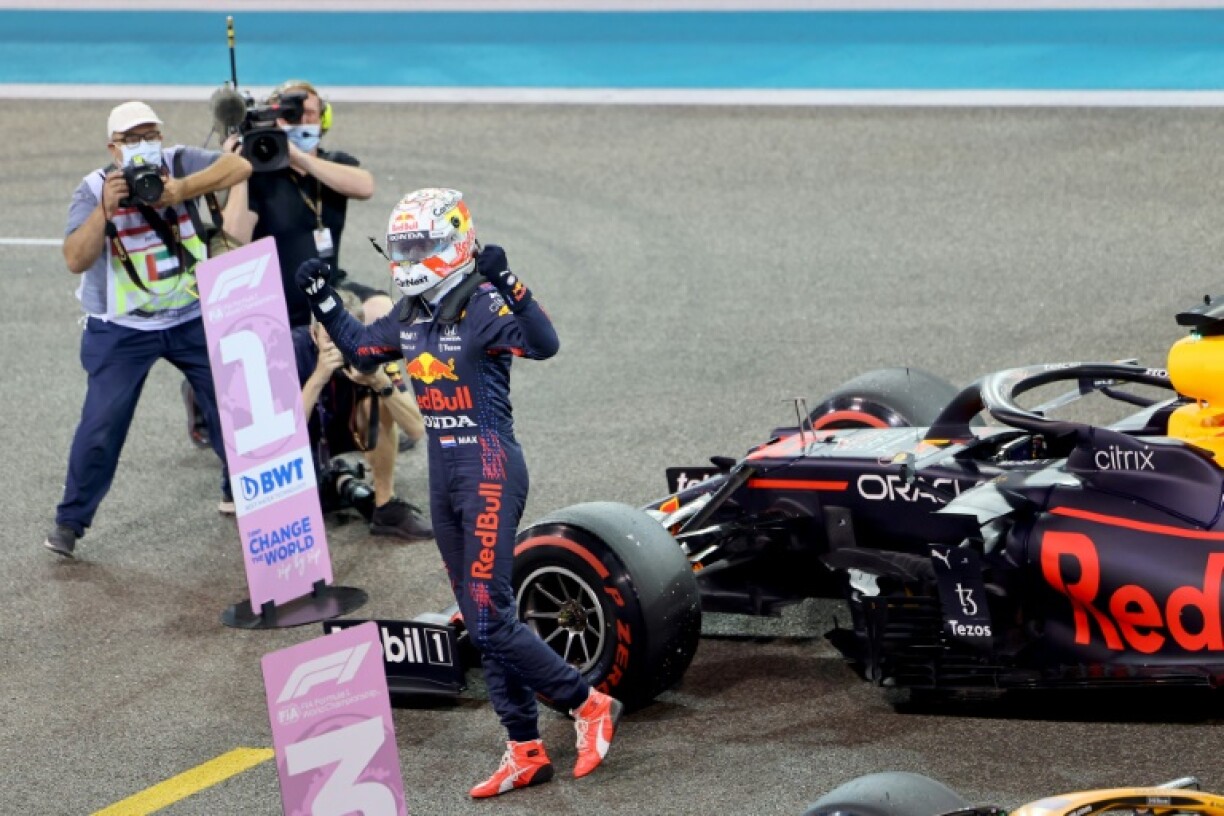 Max Verstappen (Red Bull) exulte après son titre de champion du monde controversé à l'issue du GP d'Abou Dhabi Yas Marina, le 12 décembre 2021
