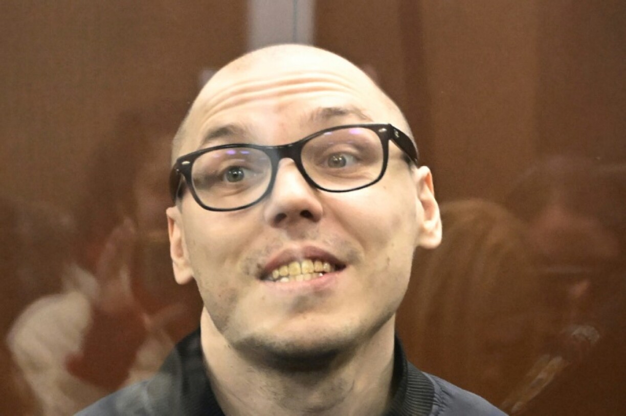 Le poète russe Artyom Kamardin devant un tribunal de Moscou le 28 décembre 2023