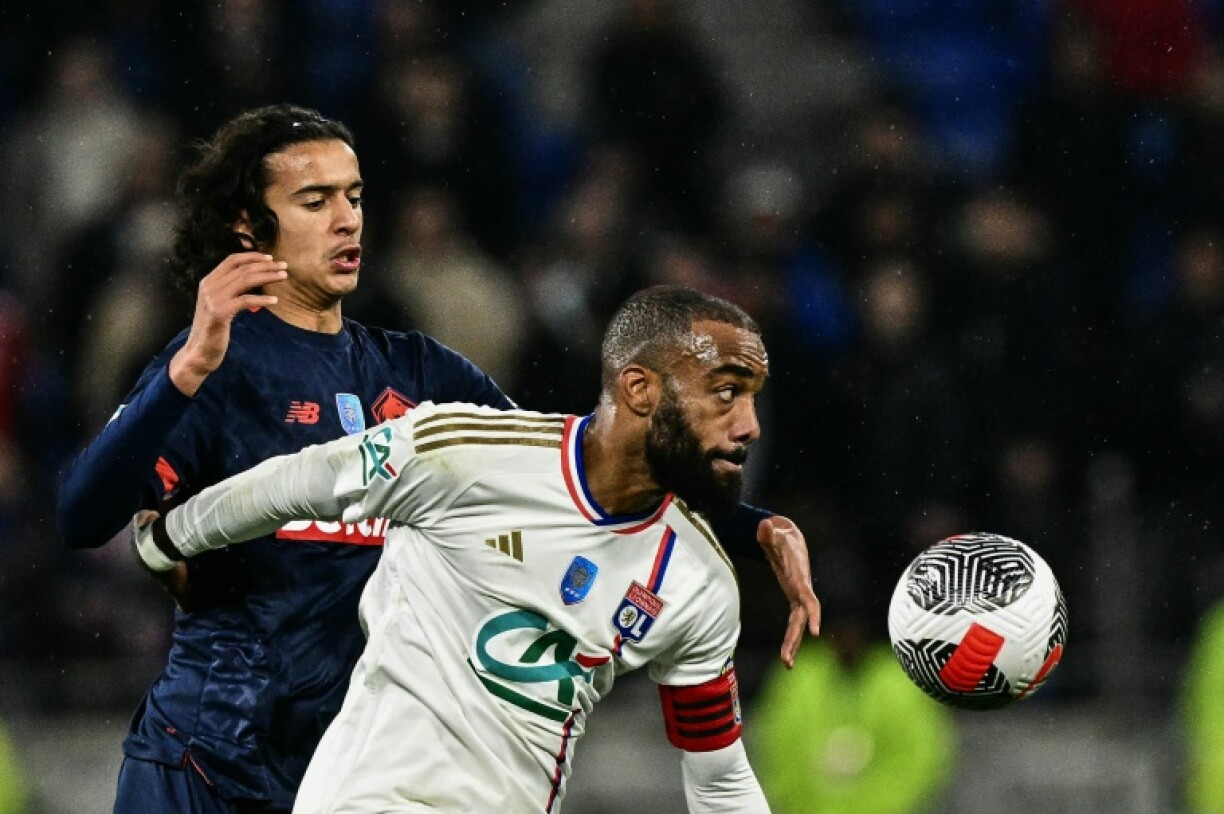 L'attaquant de Lyon Alexandre Lacazette (à droite) devant le Lillois Ayyoub Bouaddi mercredi durant le 8e de finale de coupe de France entre les deux clubs à Lyon.