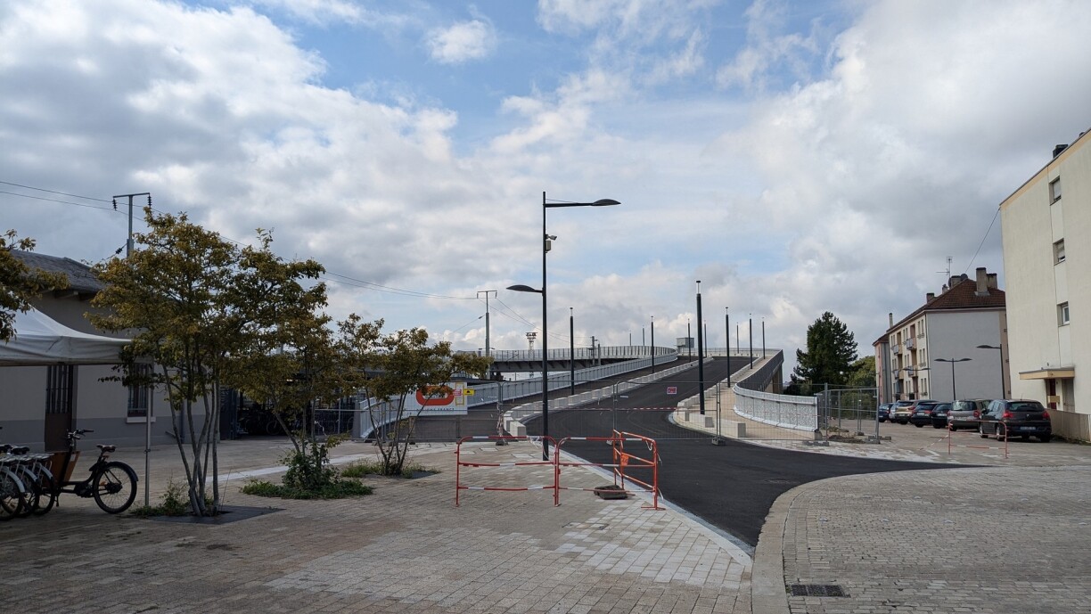 Le nouveau pont Alcide De Gasperi construit au-dessus des voies ferroviaires à Thionville, pour rejoindre Yutz.