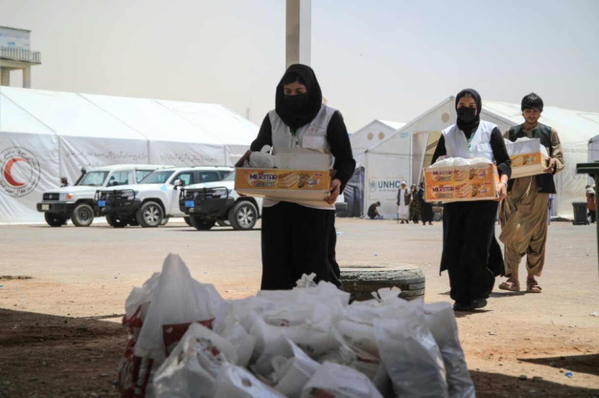 Afghan volunteers have mobilised to help their compatriots driven over the border from Iran
