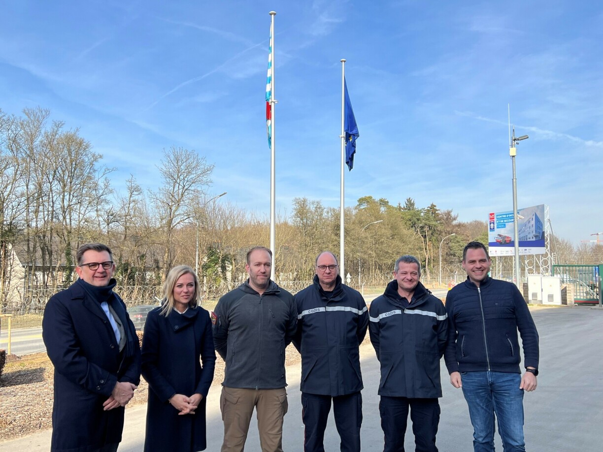 Vu Lénks no riets: Alain Becker, Inneministère; Taina Bofferding, Inneministesch; Joé Beckius, Member vum HIT ; Paul Schroeder, Generaldirekter vum CGDIS ; Yves Legil, bäigeuerdente Chef vum HIT ; Bram Krieps, Chef vum Grupp HIT.