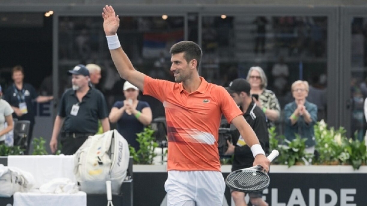 Novak Djokovic en communion avec le public après sa victoire sur le Français Constant Lestienne à Adelaïde, le 3 janvier 2023