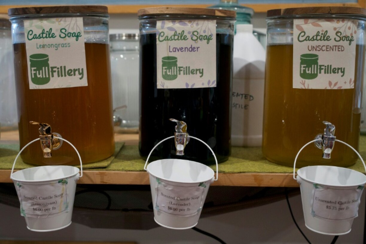 Des savons liquides vendus en vrac au magasin zéro déchet FullFillery, le 25 janvier 2023 à Takoma Park, dans le Maryland