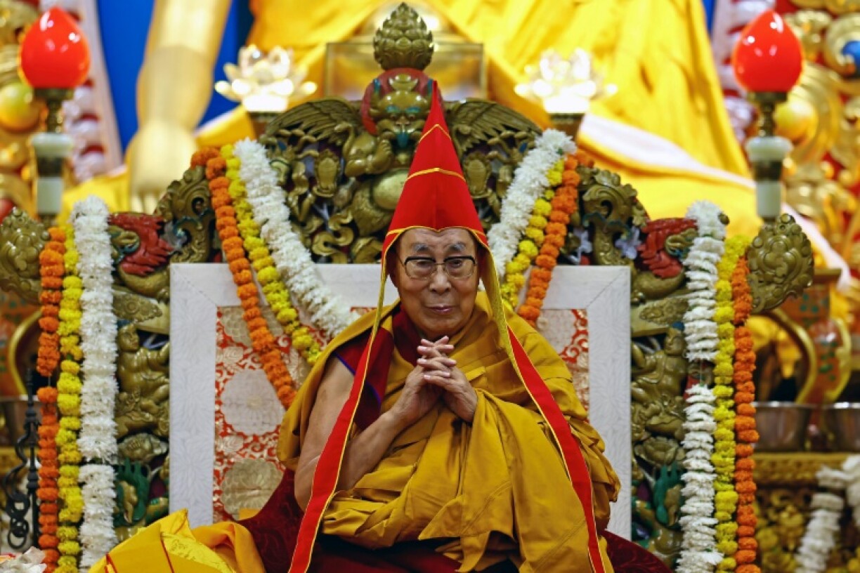 Le dalaï-lama, chef spirituel tibétain, assiste à une cérémonie d'offrande de prières pour une longue vie au temple tibétain de McLeod Ganj, près de Dharamsala, le 5 juillet 2025 en Inde