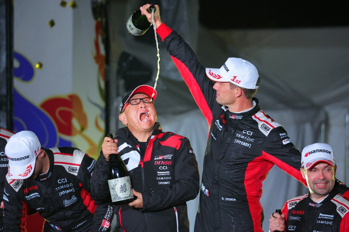 Le pilote français Sébastien Ogier (à droite) et Akio Toyoda, président de Toyota Motor (Photo par FUMINORI OGANE / YOMIURI / THE YOMIURI SHIMBUN VIA AFP
