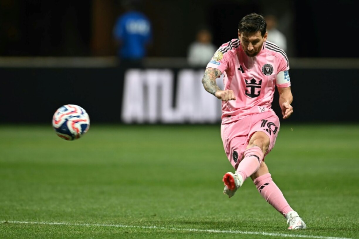 L'Argentin Lionel Messi lors de son but pour l'Inter Miami face au FC Porto pour la 2e journée du groupe A de la Coupe du monde des clubs au Mercedes-Benz Stadium à Atlanta (Géorgie) le 19 juin 2025 's Argentine forward #10 Lionel Messi scores a goal during the FIFA Club World Cup 2025 Group A football match between US Inter Miami and Portugal's FC Porto at the Mercedes-Benz stadium in Atlanta on June 19, 2025.