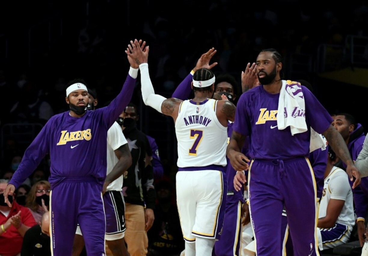 Carmelo Anthony, des Los Angeles Lakers, est félicité par ses coéquipiers après avoir marqué un panier à trois points contre les Suns, en match de pré-saison NBA, au Staples Center le 10 octobre 2021 à Los Angeles