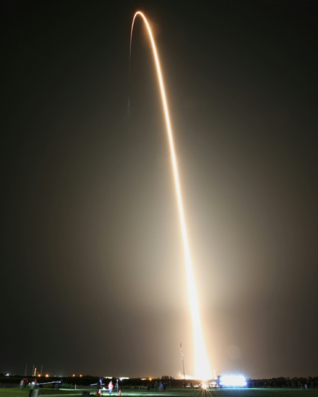 Une photo à longue exposition montre la trajectoire au décollage de la fusée Falcon 9 de SpaceX, qui emporte la capsule Dragon et son équipage vers la station spatiale internationale, le 26 août 2023 au centre spatial Kennedy, en Floride