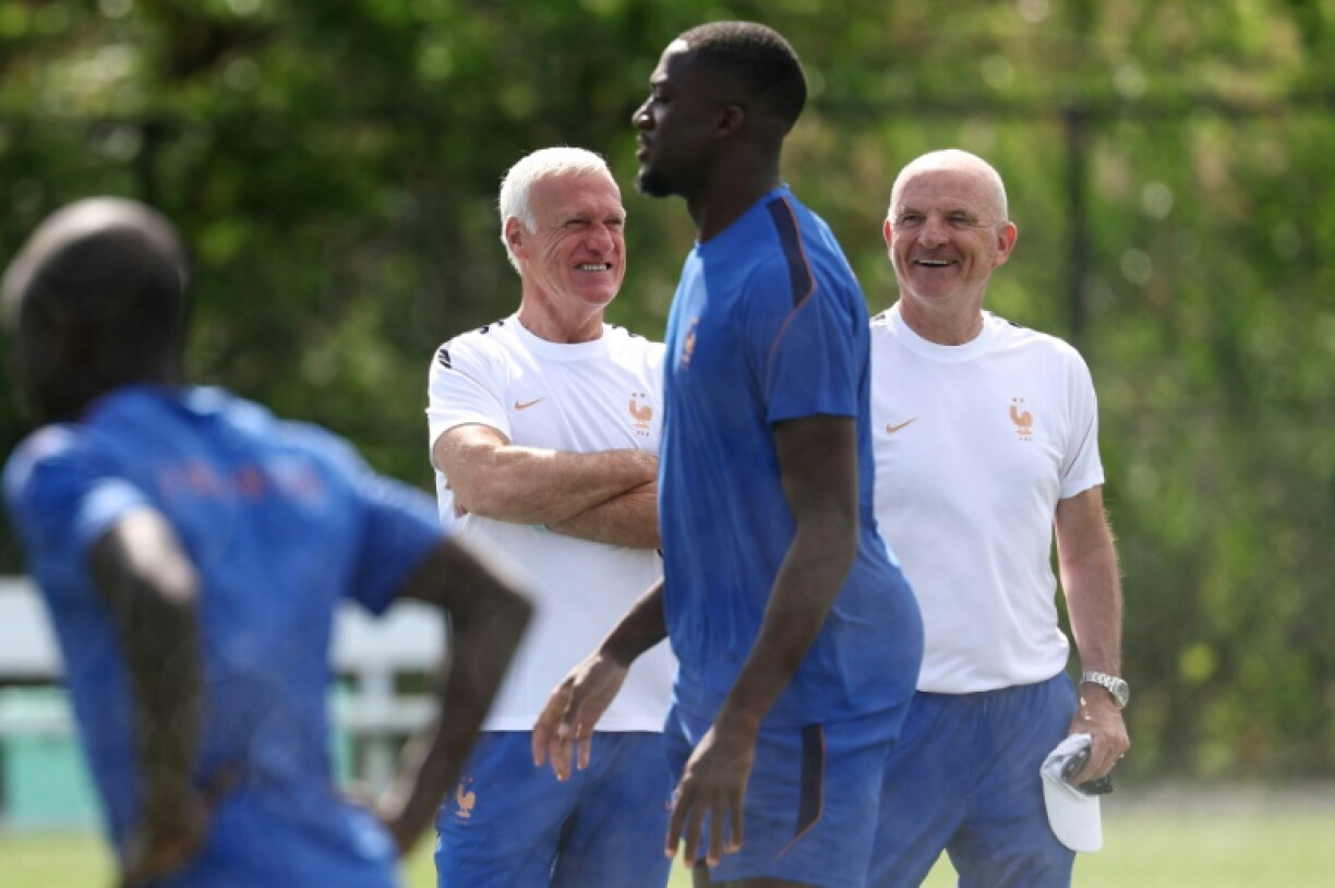 Le sélectionneur de la France Didier Deschamps (à gauche en maillot blanc) et son assistant Guy Stephan lors d'un entraînement à East Hanover (New Jersey) le 15 juin 2026