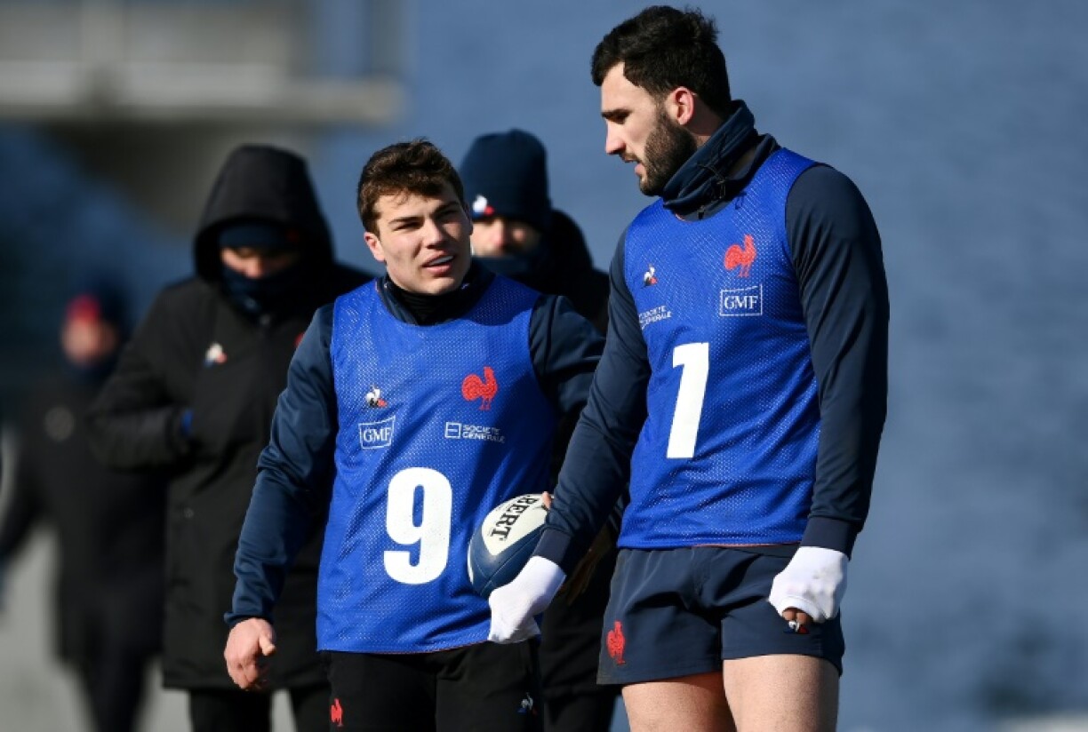 Le demi de mêlée du XV de France, Antoine Dupont, parle avec son capitaine, le 3e ligne aile Charles Ollivon, lors d'un entraînement, le 11 février 2021 à Marcoussis, à trois jours du match du Tournoi des Six nations contre l'Irlande à Dublin