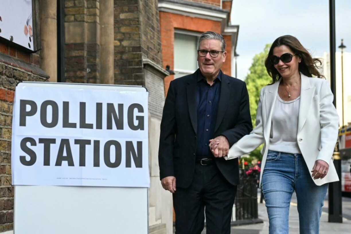 Le Premier ministre britannique Keir Starmer et son épouse Victoria avant de voter le 7 mai 2026 à Londres