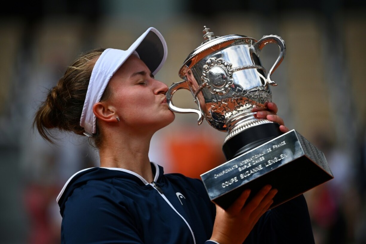 La Tchèque Barbora Krejcikova embrasse son trophée après sa victoire en finale de Roland-Garros contre la Russe Anastasia Pavlyuchenkova, le 12 juin 2021