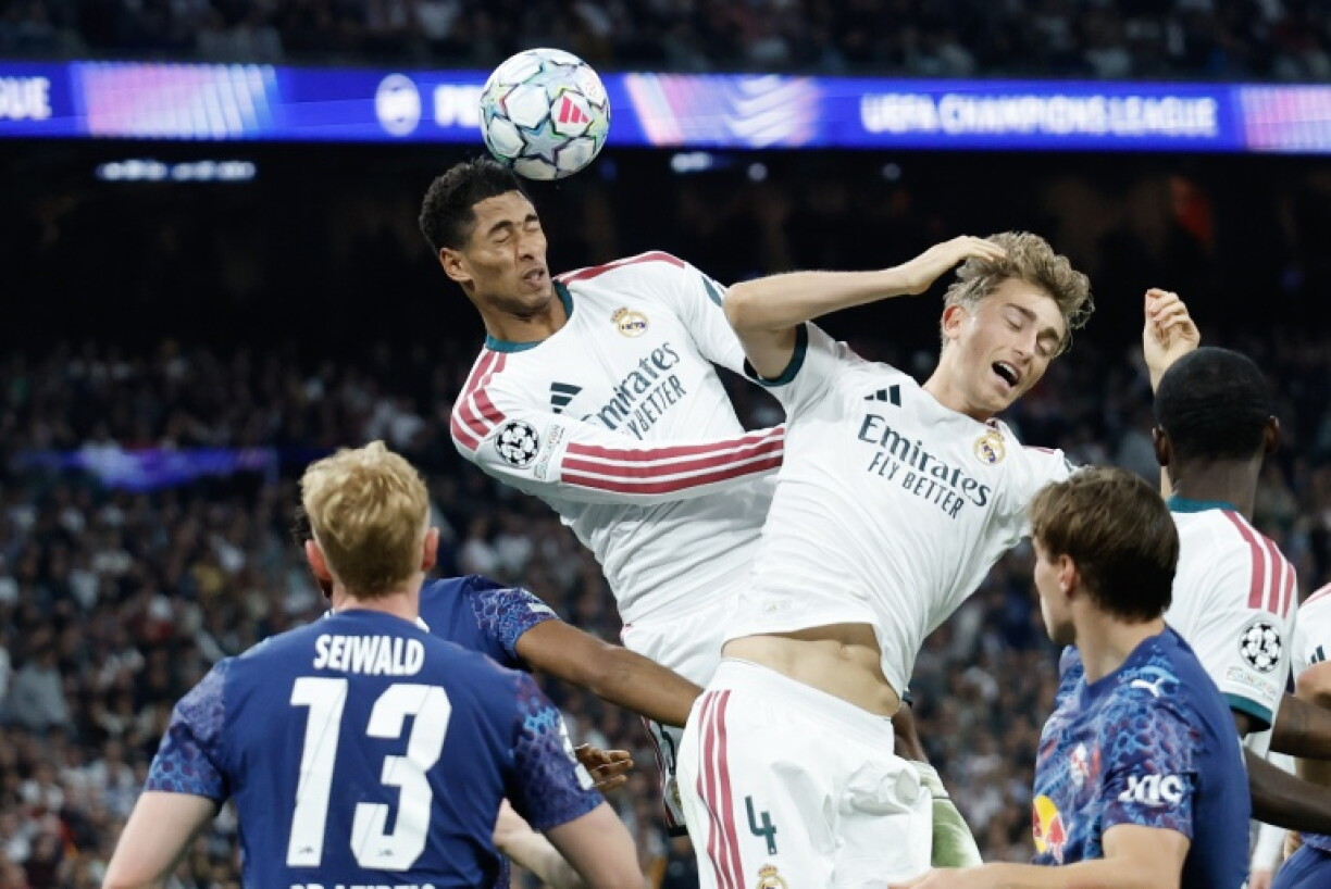 Le milieu anglais du Real Jude Bellingham dispute un ballon de la tête mercredi contre le RB Leipzig en Ligue des champions au stade Santiago Barnabeu de Madrid.