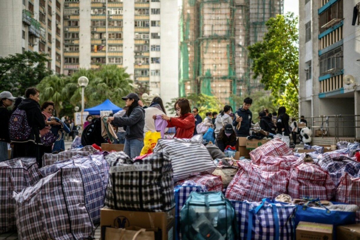 Distribution de produits de première nécessité aux sinistrés après l'incendie d'un groupe d'immeubles à Hong Kong, le 28 novembre 2025