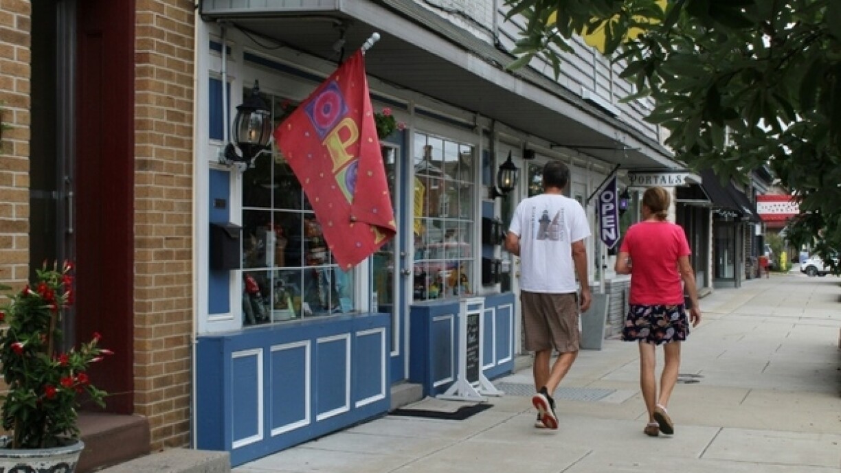 Des personnes marchent dans le centre de Berkeley Springs en Virginie-Occidentale, dans l'est des Etats-Unis, le 31 juillet 2025