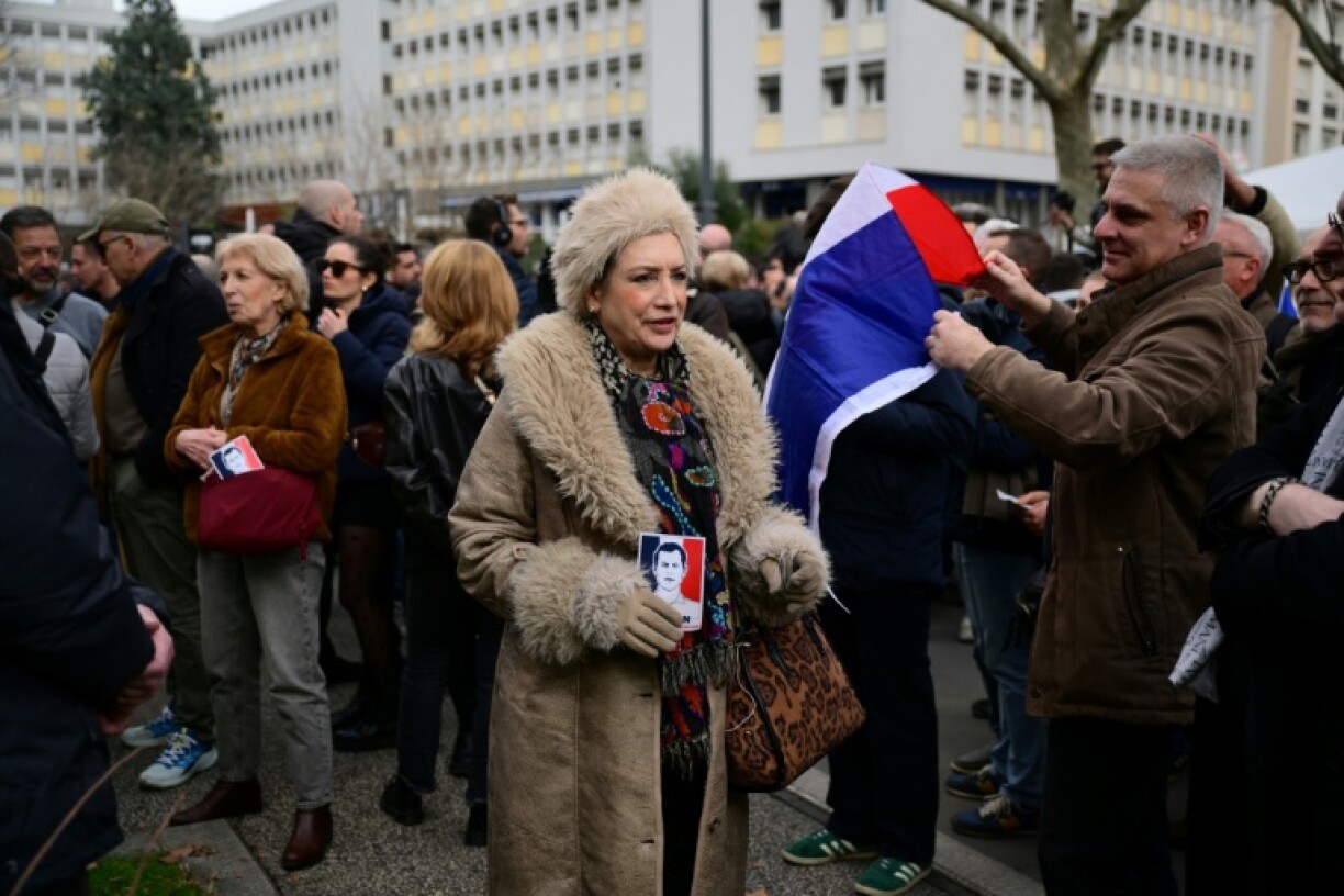 Des participants à la marche en hommage à Quentin Deranque une semaine après la mort du jeune militant d'extrême droite radicale battu à mort par des membres de l'ultragauche, le 21 février 2026 à Lyon