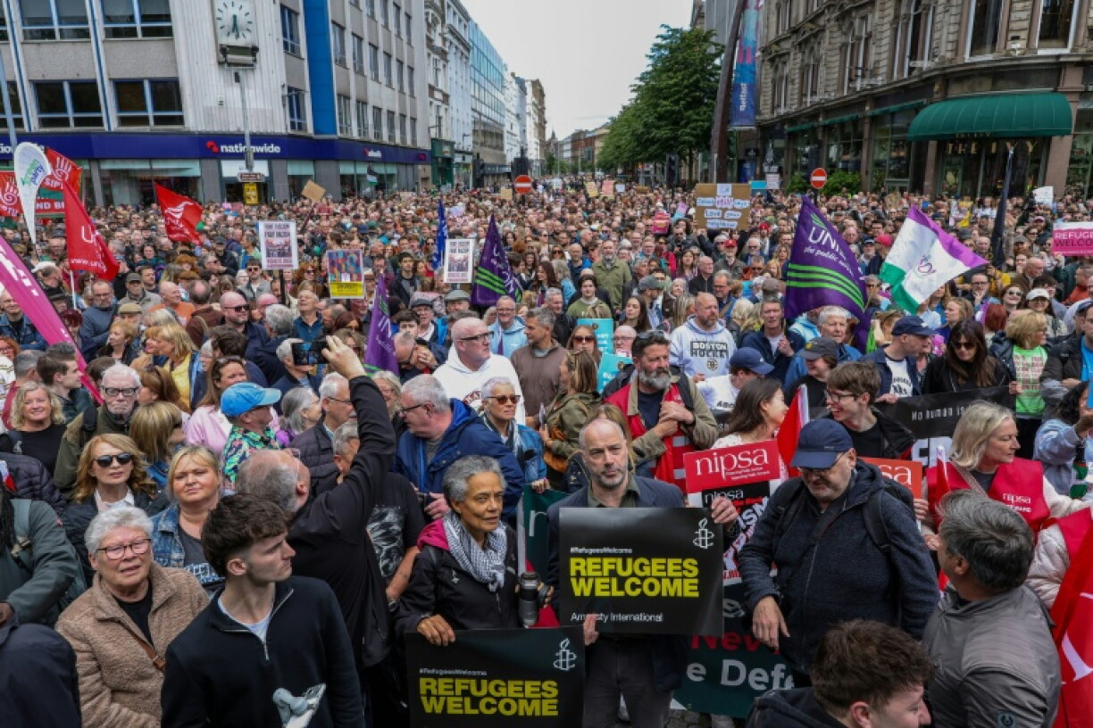Des manifestants rassemblés à Belfast, pour protester contre le racisme et les émeutes anti-immigrés, le 13 juin 2026 en Irlande du Nord