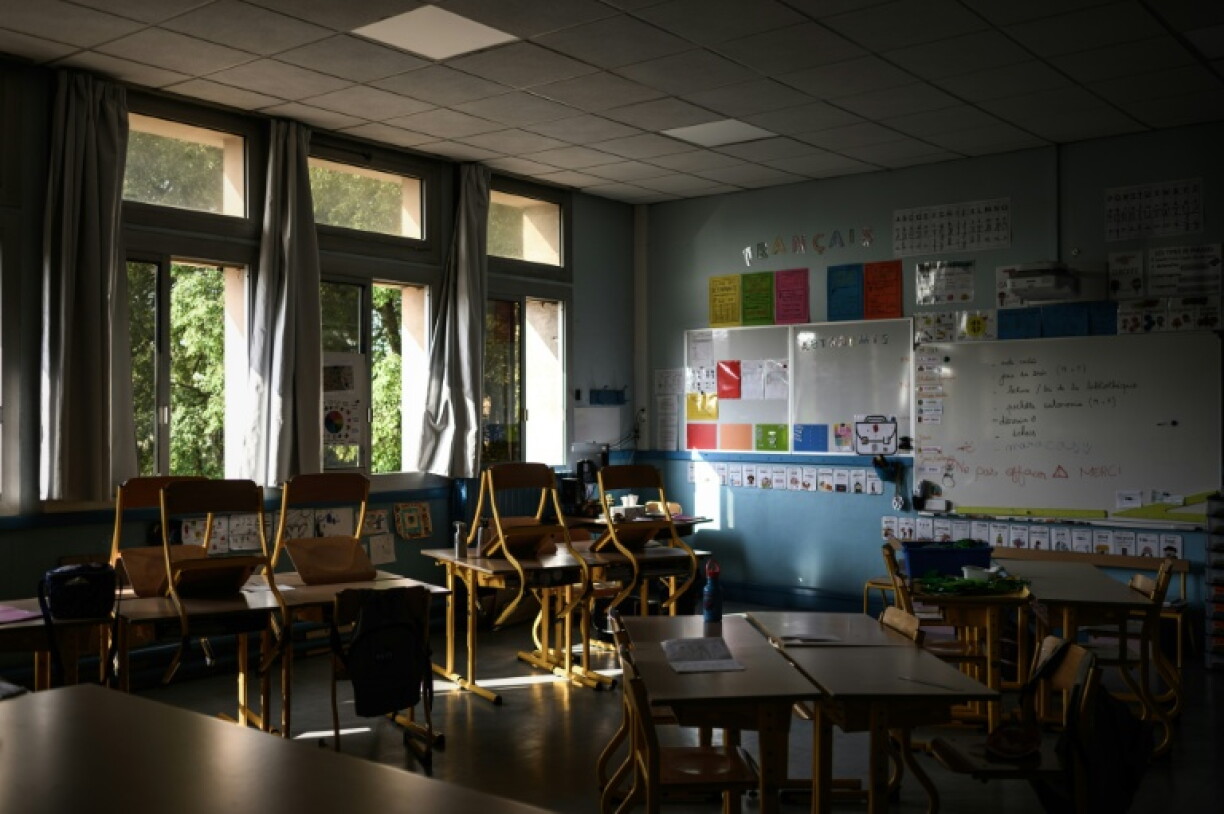 Une classe d'école élémentaire vide à Bordeaux pendant une vague de chaleur le 1er juillet 2025