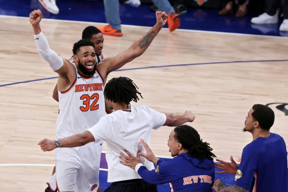 Karl-Anthony Towns (de face) célèbre la victoire des New York Knicks dans le match 4 de la finale NBA contre les San Antonio Spurs, le 10 juin 2026 à New York
