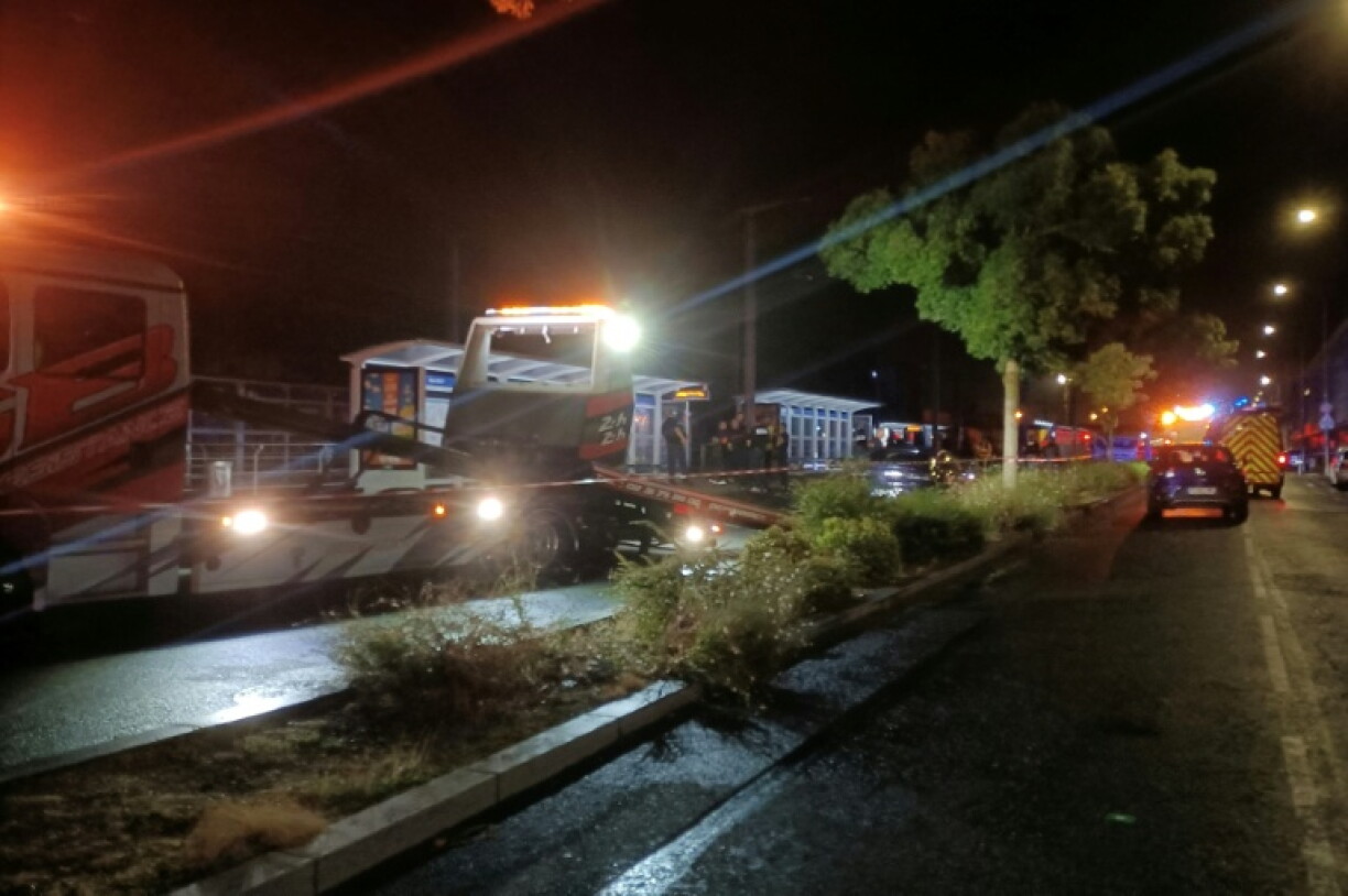 In Caen im Nordwesten Frankreichs ist ein Mann mit einem Auto in eine Menschenmenge gerast und hat dabei mindestens einen Menschen getötet und zehn weitere verletzt. Nach Angaben der Behörden gibt es sieben Schwer- und drei Leichtverletzte.