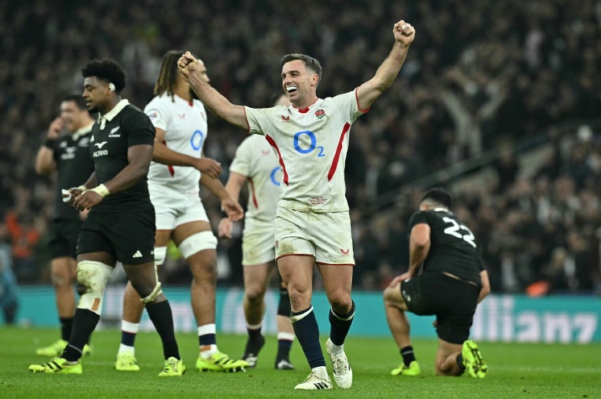 L'ouvreur anglais George Ford (au centre) après la victoire contre la Nouvele-Zélande le 15 novembre 2025 à Twickenham