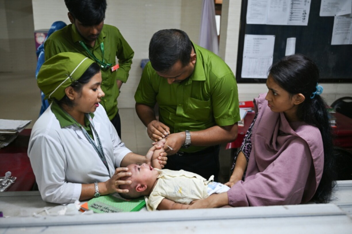 Un enfant reçoit un traitement contre la rougeole à l'hôpital Shishu, le 4 septembre 2026 à Dacca, au Bangladesh