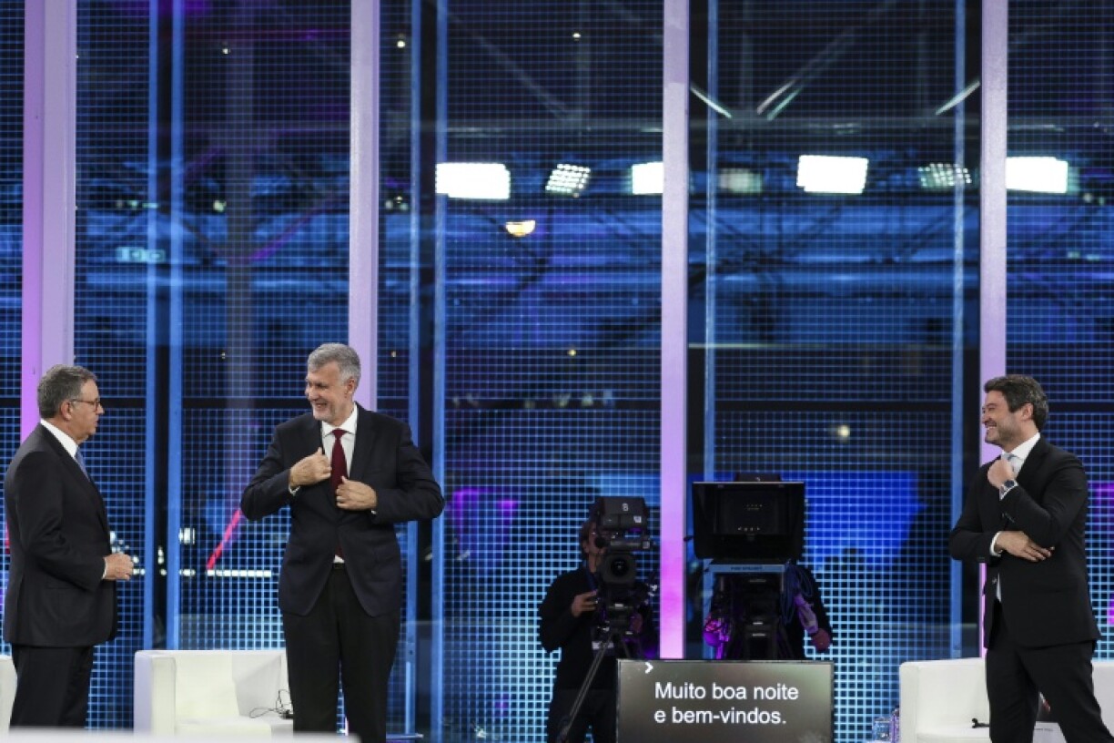 Le candidat du Parti socialiste Antonio Jose Seguro (à gauche) s'entretient avec le candidat indépendant et amiral Henrique Gouveia e Melo (au centre) à côté du candidat de Chega, André Ventura (à droite), avant un débat télévisé avec les autres candidats à la présidence en vue des élections du 18 janvier, à Lisbonne, le 6 janvier 2026