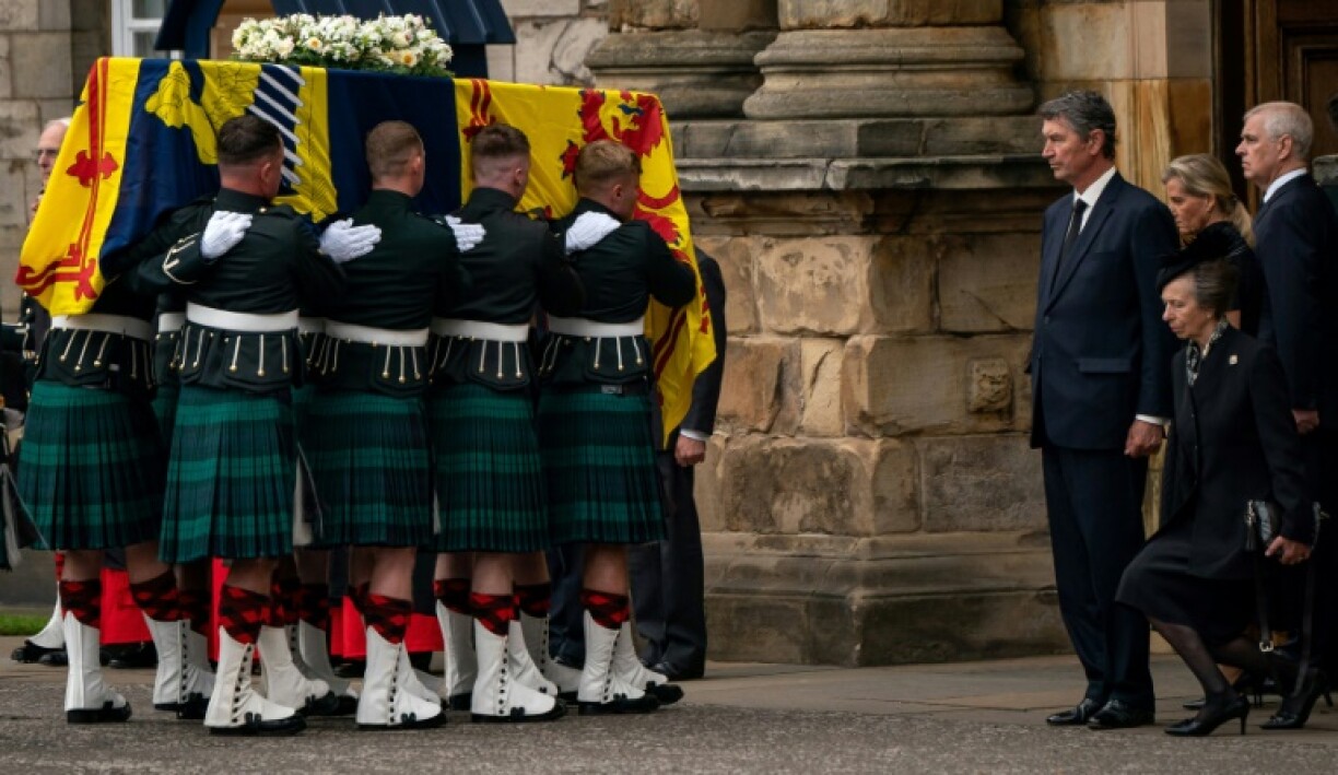 La princesse Anne fait une révérence à l'arrivée du cercueil de sa mère la reine Elizabeth II au palais d'Holyroodhouse, le 11 septembre 2022 à Edimbourg, en Ecosse