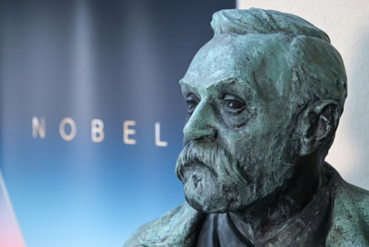 Statue d'Alfred Nobel avant une conférence de presse annonçant le prix Nobel de médecine, à Stockholm, le 3 octobre 2022