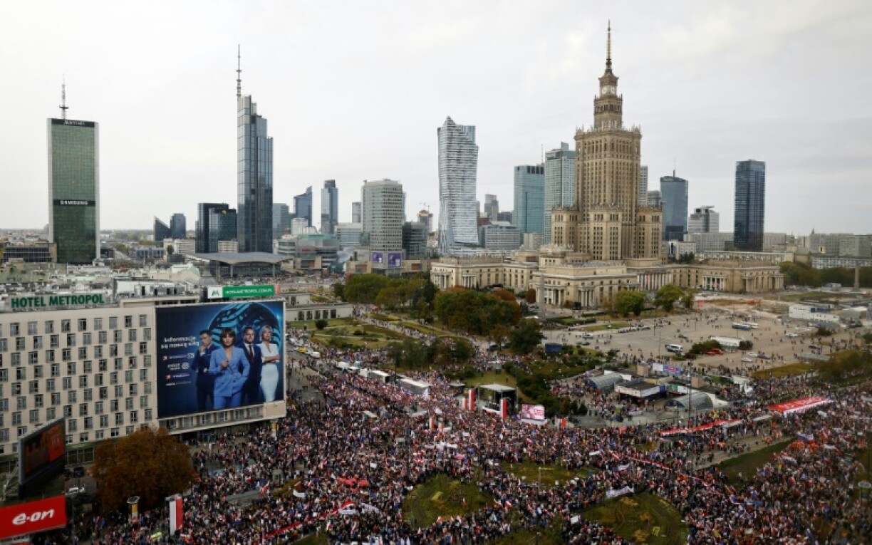 Manifestation monstre à Varsovie à l'appel de l'opposition, le 1er octobre 2023