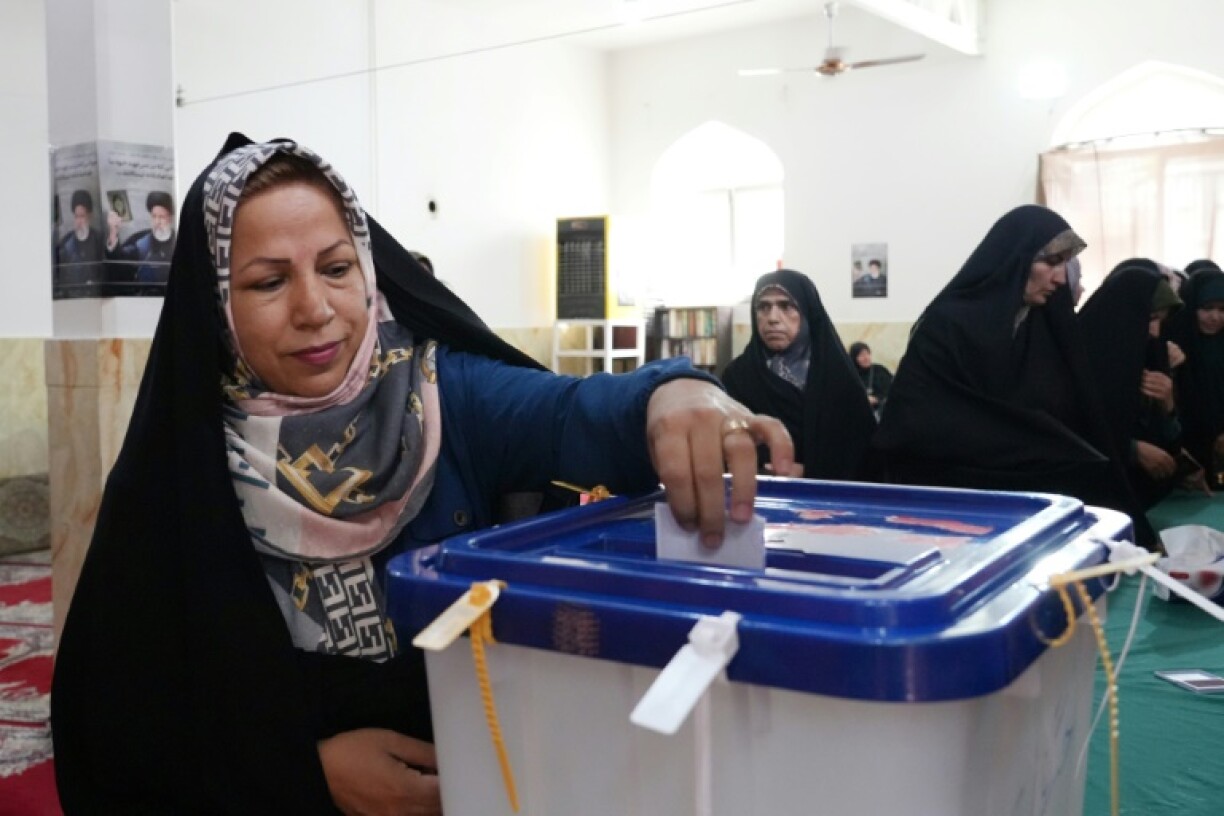 Une électrice vote pour la présidentielle iranienne dans un bureau de vote à Téhéran le 28 juin 2024