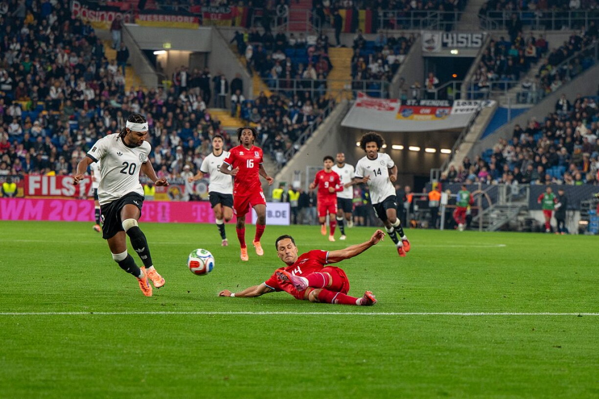 De Lëtzebuerger Nationalspiller Eric Veiga, hei am Duell mam Serge Gnabry, wiesselt op Biissen.