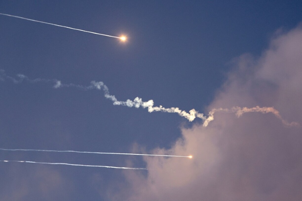 La défense anti-aérienne israélienne intercepte des missiles balistiques iraniens au-dessus de la ville israélienne de Netanya le 14 juin 2025