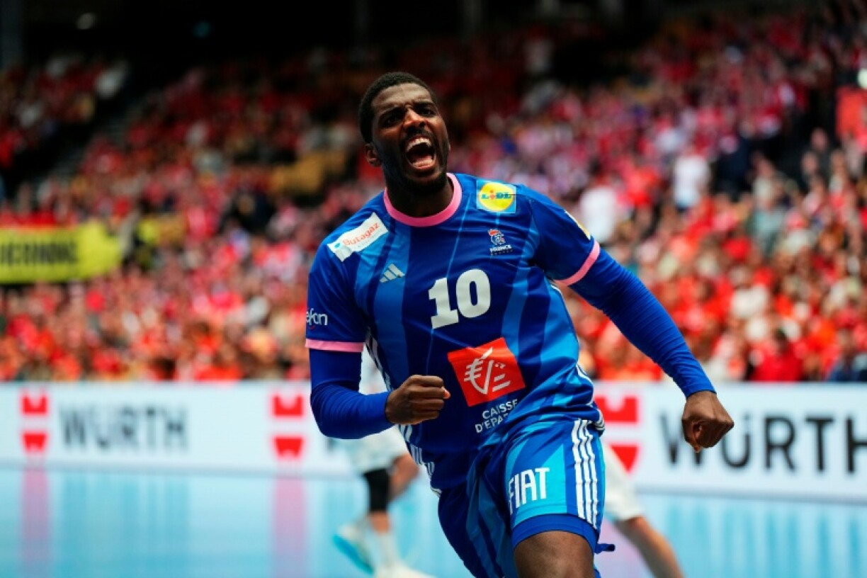 Le Français Dika Mem célèbre un but pendant la rencontre face au Portugal, au tour principal de l'Euro, le 24 janvier 2026 à Herning (Danemark)