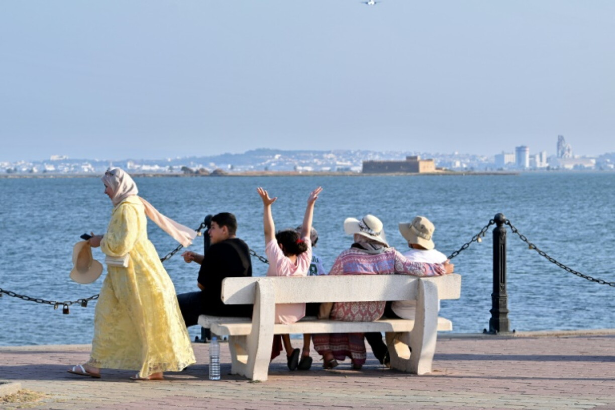 Une famille tunisienne sur les rives du lac à Tunis, le 28 juillet 2026