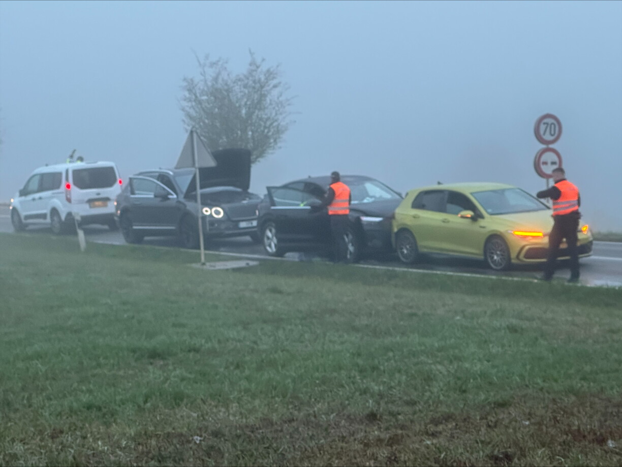 Déi wäiss Camionnette ass vu Ponts et chaussées a war net an den Accident verwéckelt. De véierten Auto war den Ament wou déi Foto gemaach gouf, scho fort.