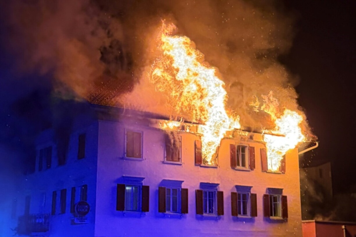 Foto vum Brand an engem Appartementshaus zu Thusis an der Schwäiz.