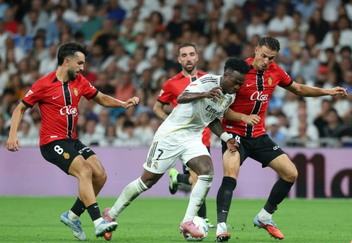 L'attaquant brésilien Vinicius Junior au duel avec des joueurs de Majorque lors du match de Liga entre le Real Madrid et Majorque au stade Santiago Bernabeu le 30 août 2025