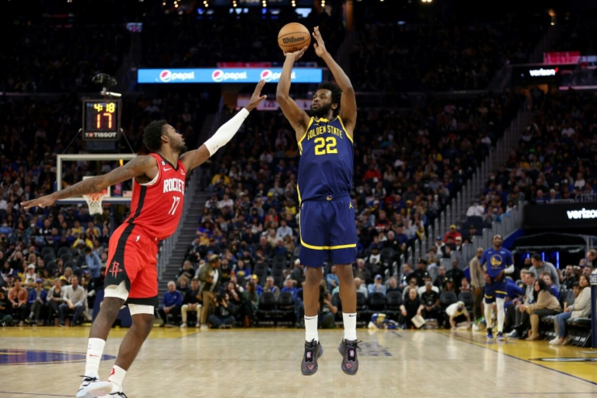 L'ailier des Warriors Andrew Wiggins auteur d'un super 8/10 à trois points dans la victoire contre les Rockets de Tari Eason au Chase Center, le 3 décembre 2022 à San Francisco