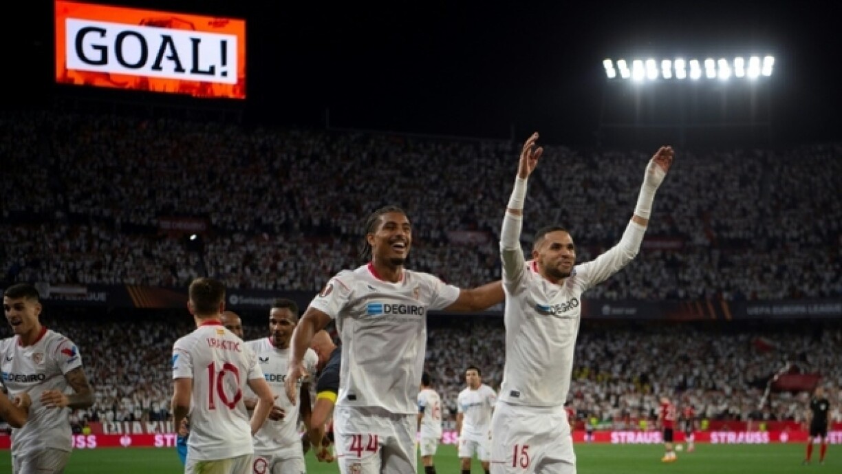 Les joueurs sévillans célèbrent le 3e but, marqué par Youssef En-Nesyri (à droite) contre Manchester United à Séville, le 20 avril 2023