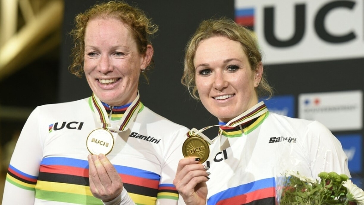 D'Amy Pieters (r.) no hirem WM-Titel mam Kirsten Wild.
