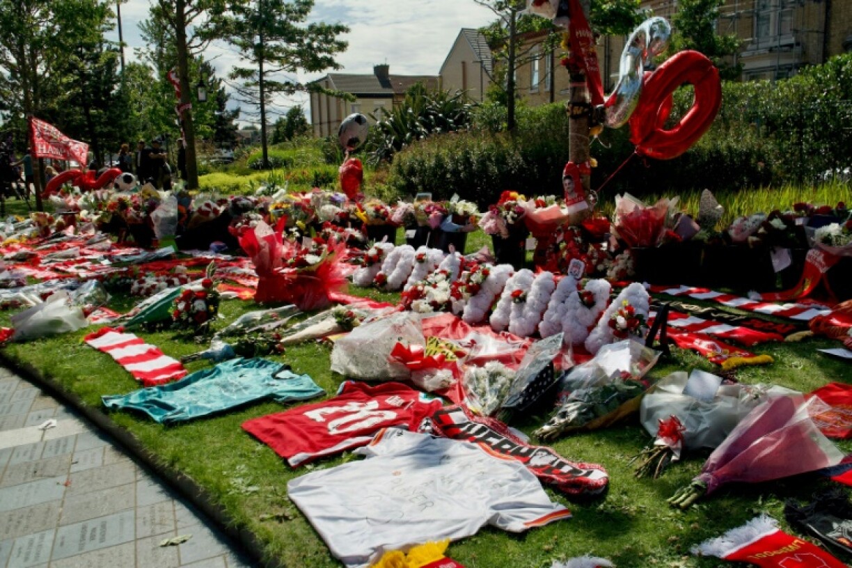 Des maillots et des écharpes de Liverpool déposés près du stade d'Anfield en hommage à Diogo Jota, l'attaquant portugais mort avec son frère dans un accident de la route en Espagne, le 3 juillet 2025.