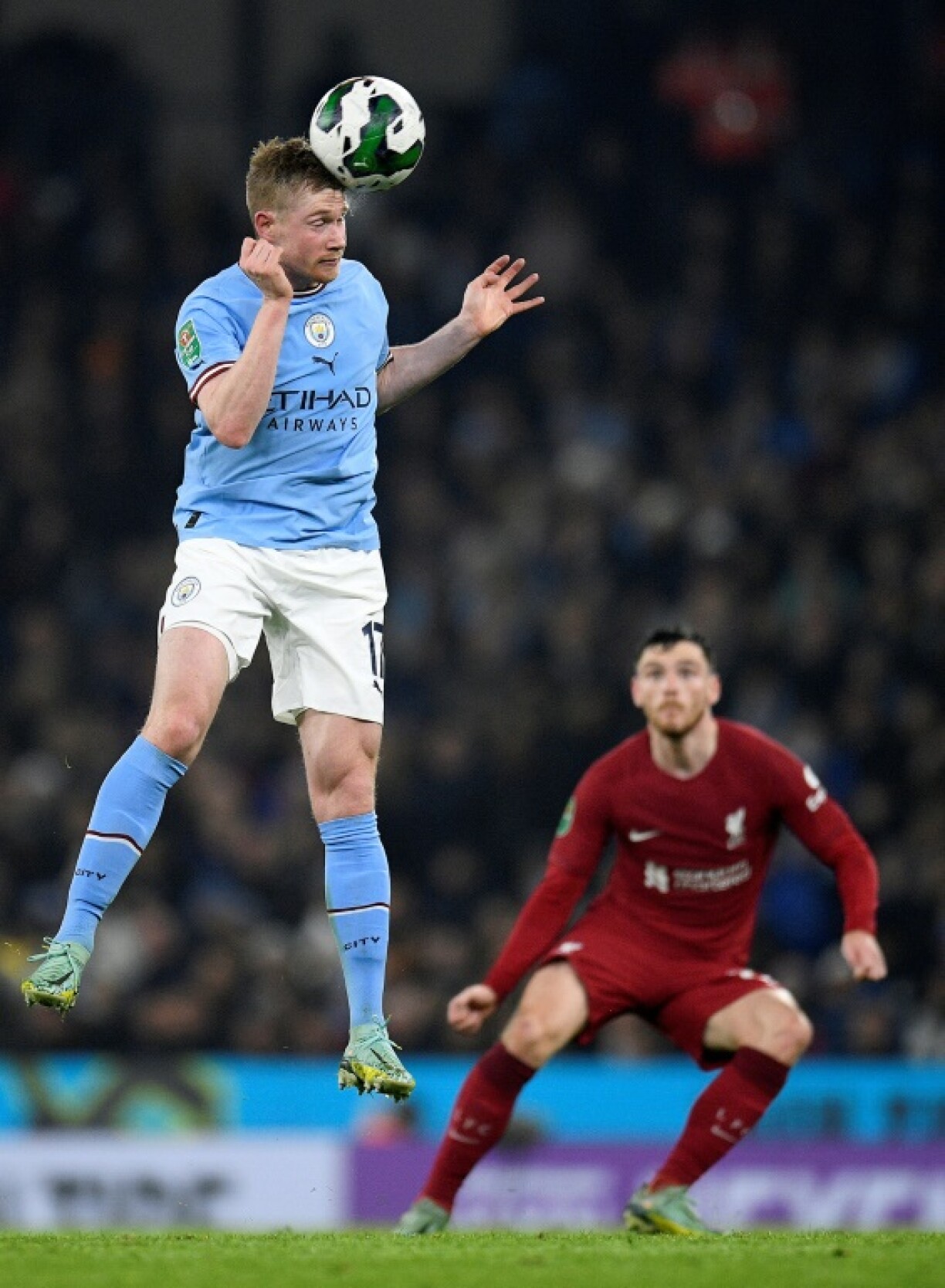 Le milieu de Manchester City Kevin De Bruyne (g) lors du match contre Liverpool en Coupe de la Ligue anglaise, le 22 décembre 2022 à Manchester