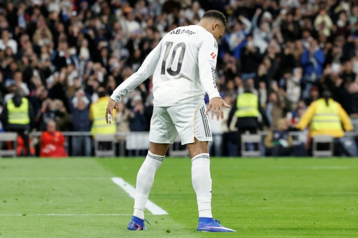 Kylian Mbappe célèbre son but marqué sur penalty en rendant hommage à Cristiano Ronaldo, dont il a égalé le nombre de buts marqués dans une année civile, le 20 décembre 2025 à Madrid
