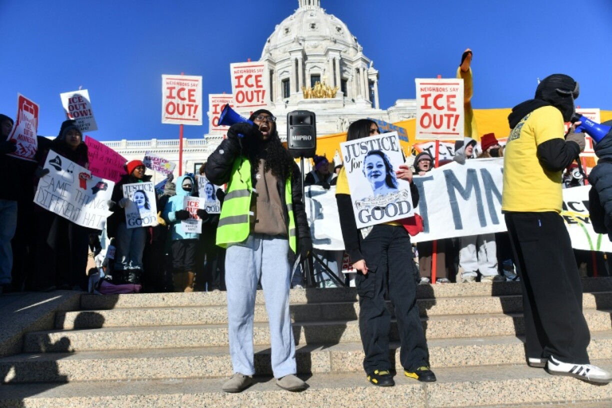 Des lycéens rassemblés devant le Capitole de l'État de Saint Paul, dans le Minnesota, le 14 janvier 2026, lors d'une manifestation contre l'ICE, quelques jours après la mort de Renee Nicole Good, tuée par un policier de l'immigration