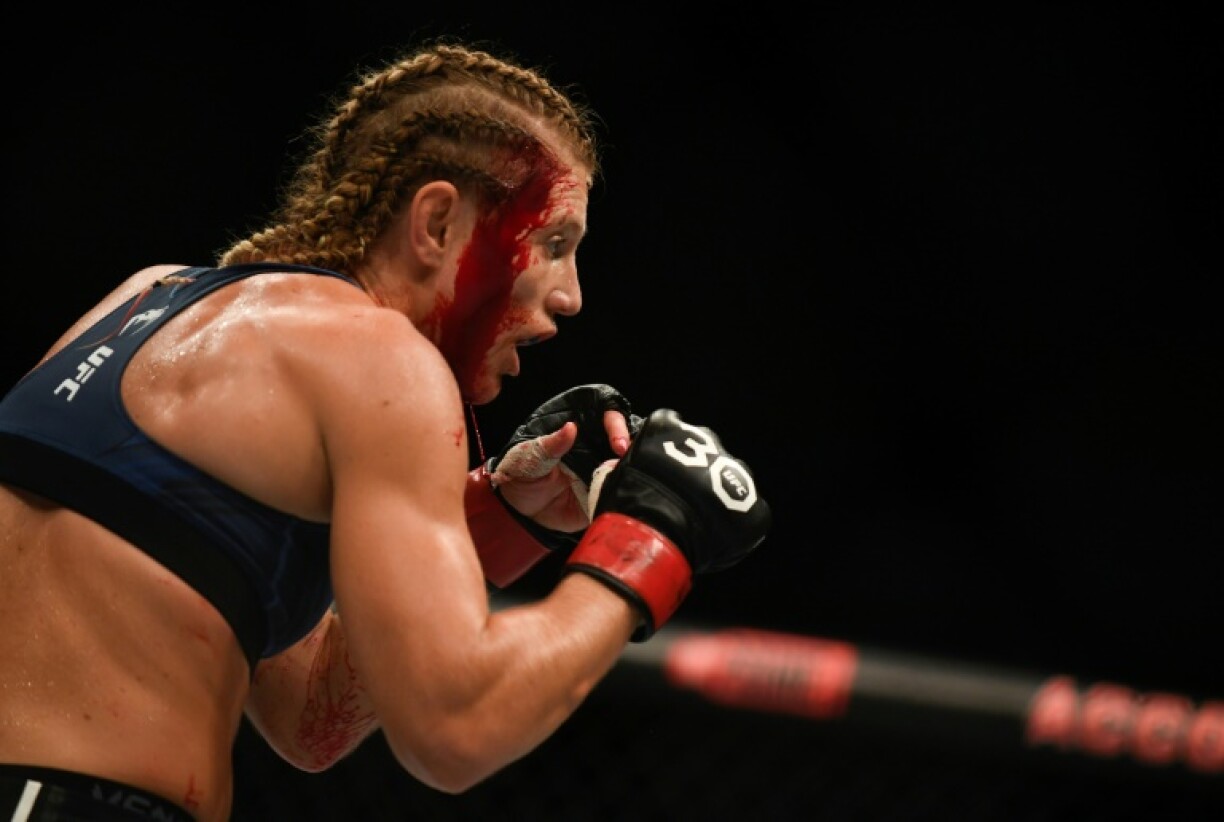 La Française Manon Fiorot samedi, lors de son combat contre l'Américaine Rose Namajunas à Paris