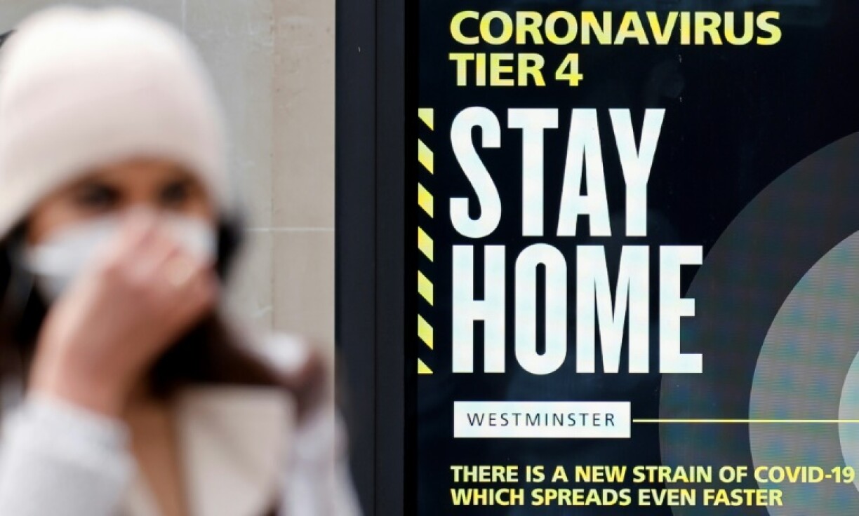 Un panneau affichant l'alerte du Covid-19, élevé au niveau 4, dans les rues de Londres, sensibilise les Londoniens à rester chez eux, le 23 décembre 2020