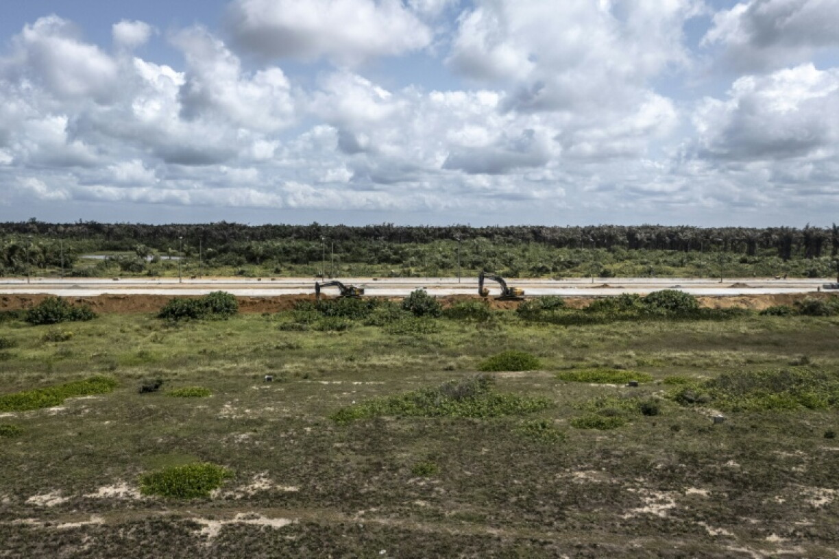 Vue aérienne montrant des pelleteuses en train de creuser le long d'un tronçon de l'autoroute côtière Lagos-Calabar, en cours de construction sur la péninsule de Lekki, dans l'État de Lagos, le 17 avril 2026.