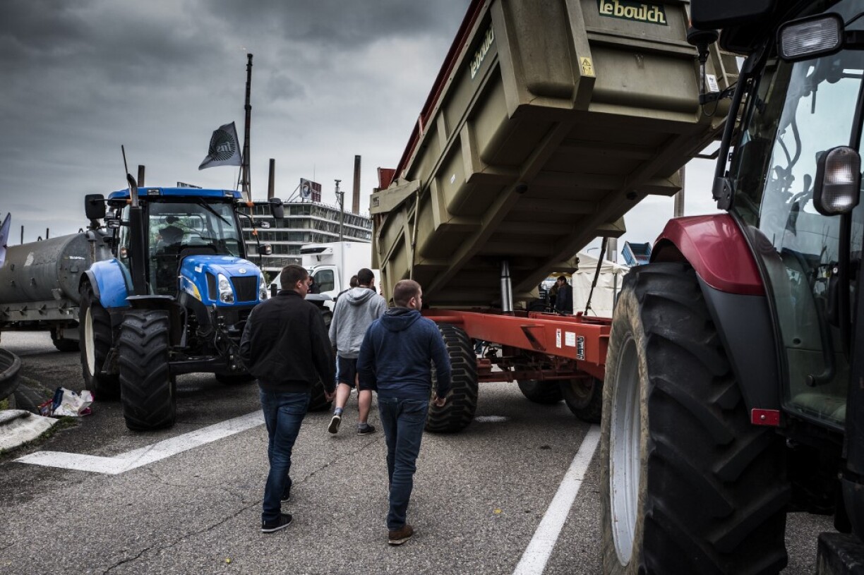 Des agriculteurs membres du FNSEA bloquent l'accès à une raffinerie à Feyzin le 13 juin 2018